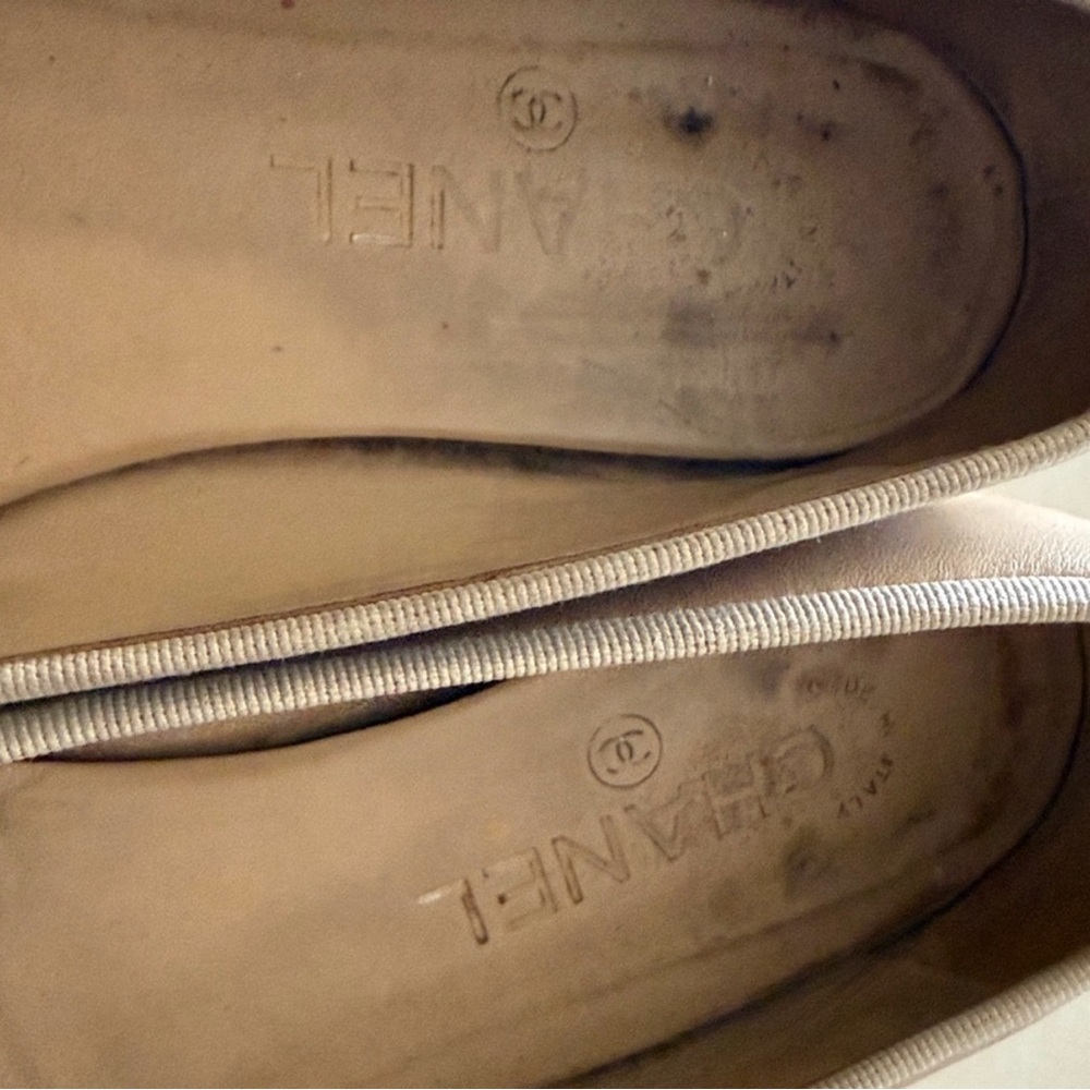 CHANEL Lambskin Beige and Black Flats - Picture 14 of 16